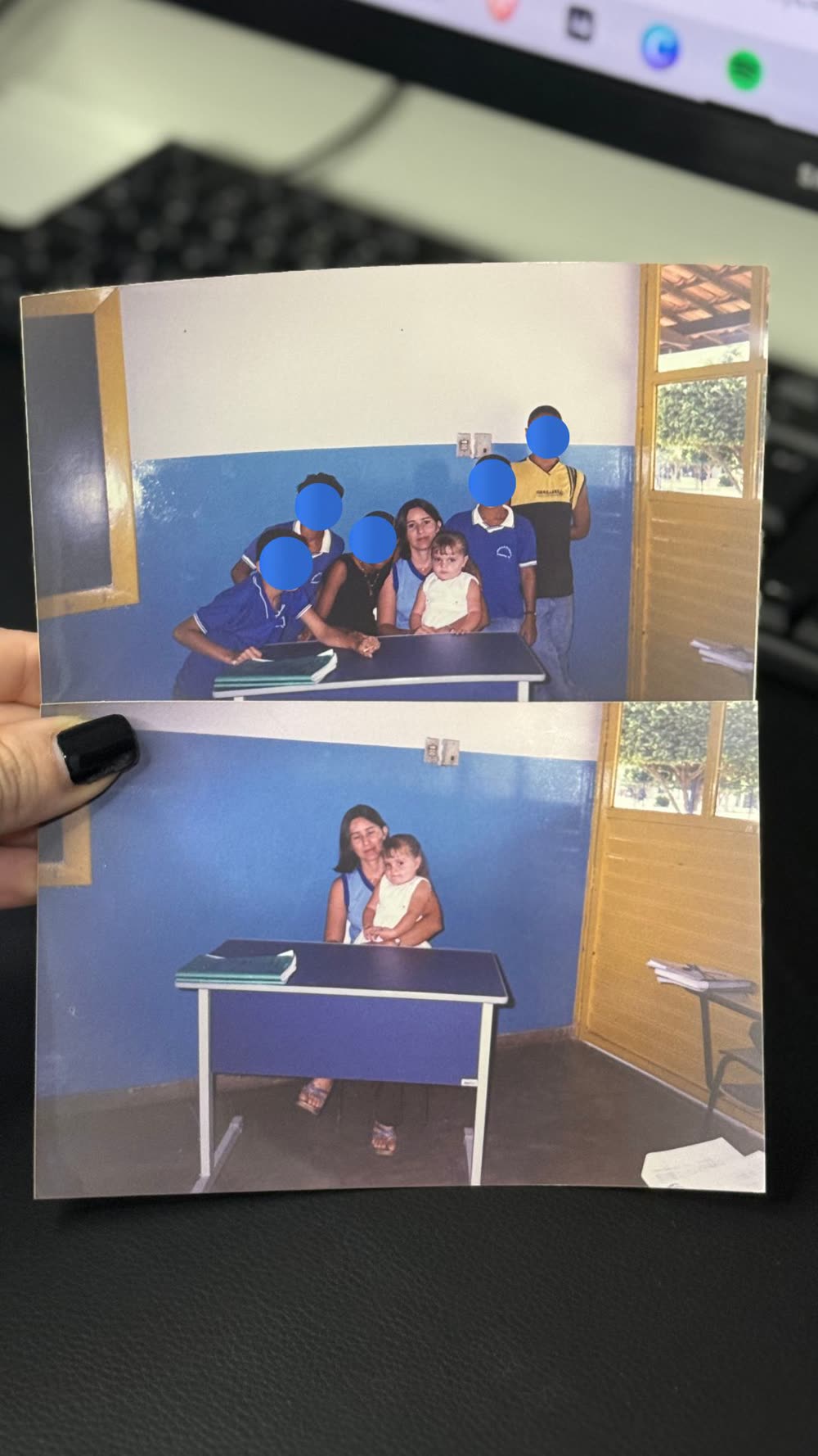 Larissa criança com a mãe, professora