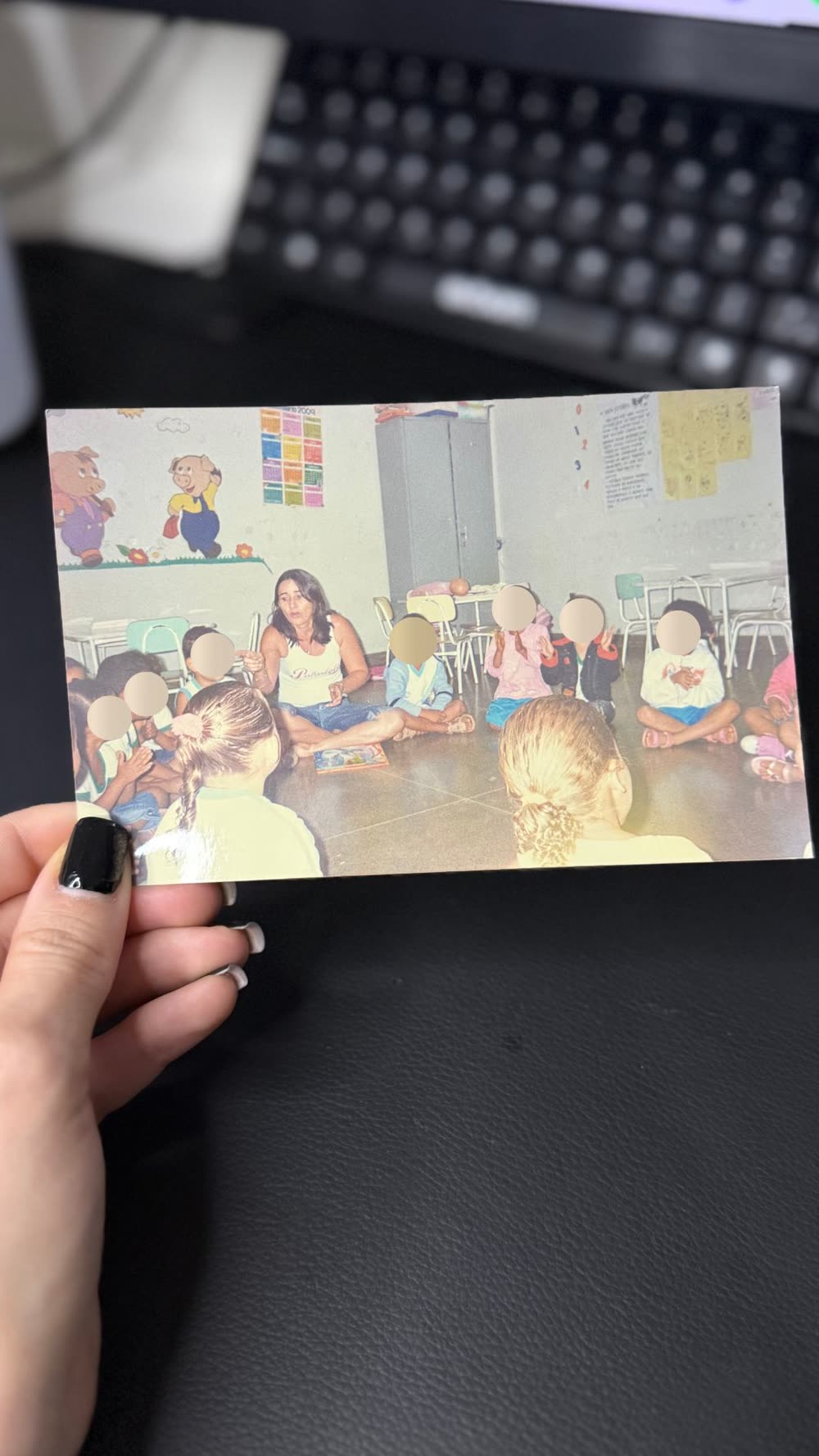 A mãe de Larissa dando aula, com ela por perto